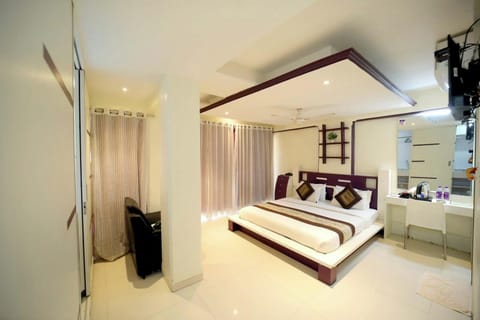 Executive Suite, 1 King Bed | In-room safe, desk, laptop workspace, iron/ironing board