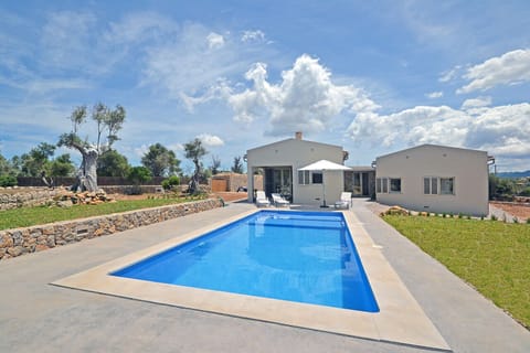 Modern country house Ses Veyetes in Artá, Mallorca, with a pool and open views, perfect for a peaceful vacation in a natural setting.