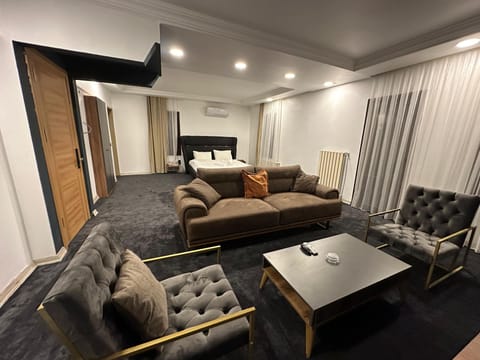 Deluxe Suite | Egyptian cotton sheets, premium bedding, memory foam beds, free WiFi