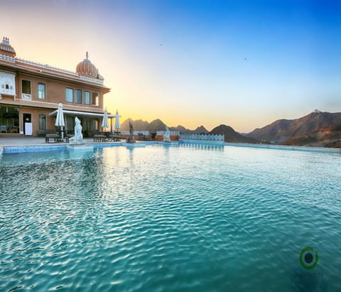 2 outdoor pools, sun loungers