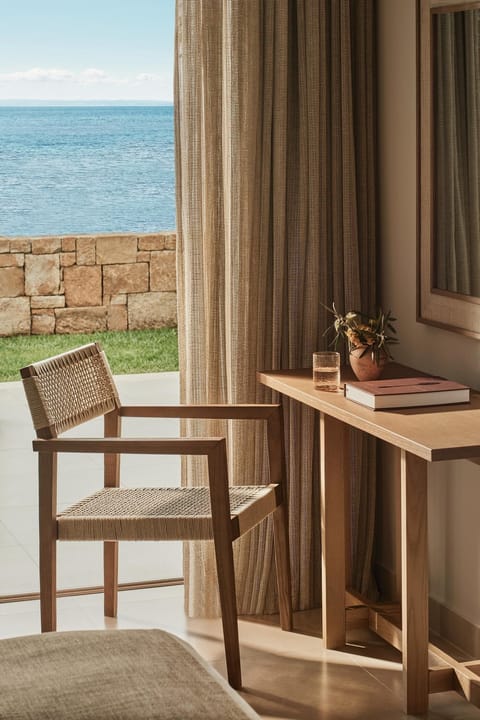 Free minibar, in-room safe, free WiFi