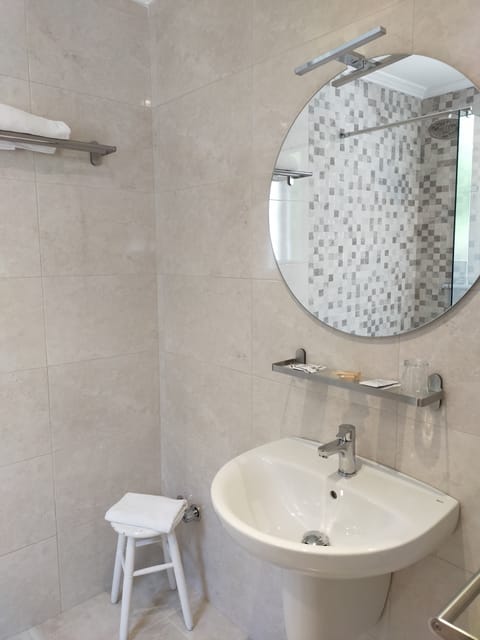 Single Room | Bathroom | Free toiletries, hair dryer, towels