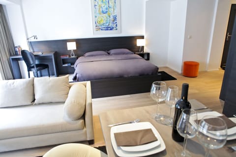 Apartment, Ensuite (Flat Moliere) | Individually decorated, individually furnished, iron/ironing board