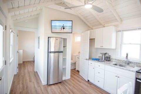 Cottage 10 - 1 Queen Bed, Courtyard View | Living area | Flat-screen TV