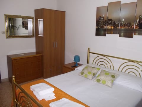 Business Double Room, 2 Twin Beds, Private Bathroom | 1 bedroom, laptop workspace, free cribs/infant beds, free WiFi