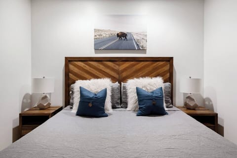 KING SIZE BED + FULL EN SUITE BATHROOM