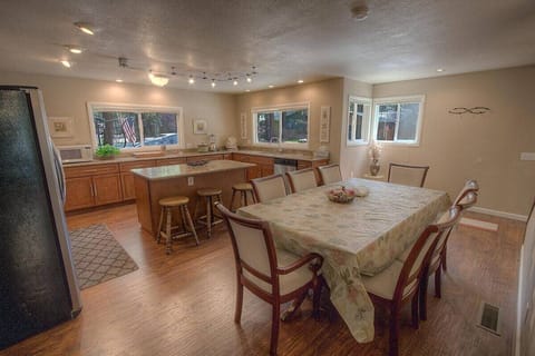 Main level- Dining Area