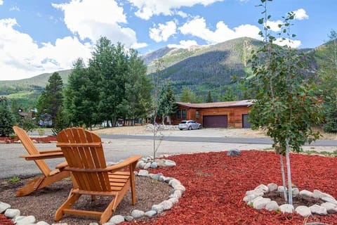 Panoramic Relaxation — Settle into outdoor seating with postcard mountain views and charming small-town energy—perfect for slow mornings, sunset chats, and easy dog walks. 🏔️🐾