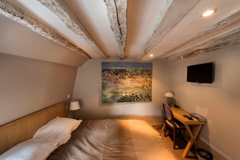 Double Room | In-room safe, individually decorated, individually furnished, desk