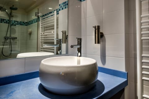 Double Room | Bathroom sink