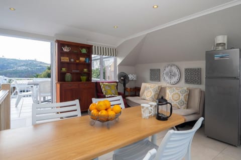 Full-size fridge, microwave, oven, stovetop