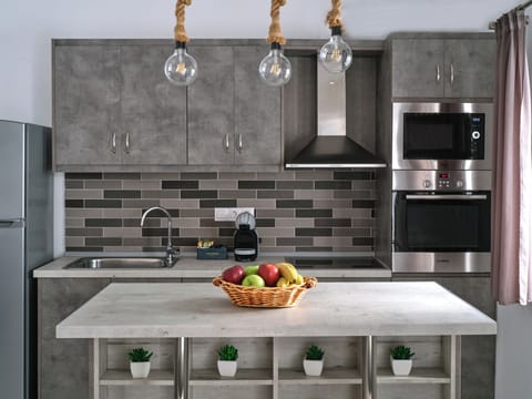 Full-size fridge, microwave, oven, stovetop