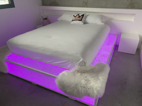 Room 7, Double | In-room safe, desk, soundproofing, free WiFi