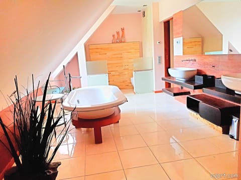 Exclusive Suite, 1 Bedroom | Bathroom | Free toiletries, hair dryer, towels