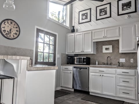 Full kitchen/breakfast bar