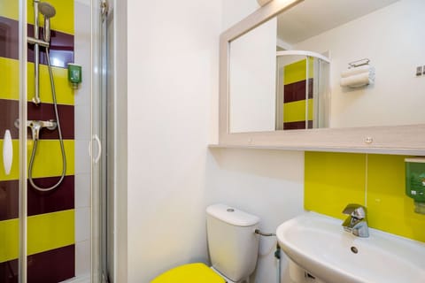 Standard Room, 1 Double Bed, Non Smoking | Bathroom | Shower, free toiletries, hair dryer, towels