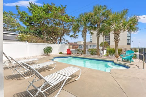 Private Pool & Yard