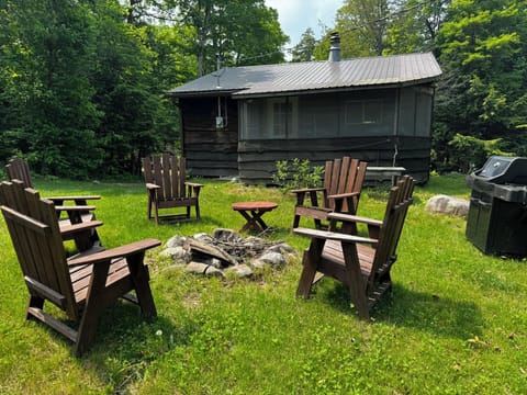 Personal fire pit right outside the cabin. We provide the firewood! 