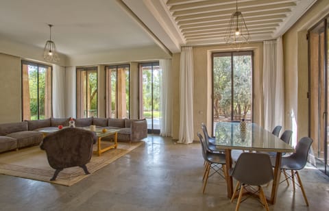 Luxury Villa (4 Suites Luxe) | Living room | Flat-screen TV