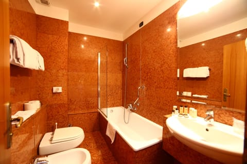 Combined shower/tub, hair dryer, bidet, towels