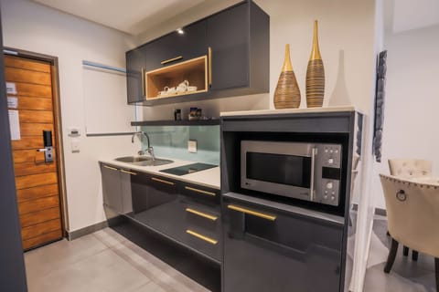 Luxury Suite | Private kitchen | Fridge, microwave, coffee/tea maker, electric kettle