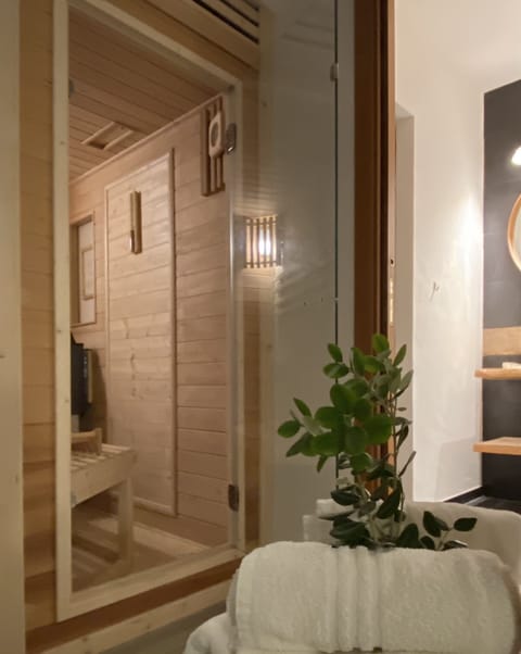 Deluxe Villa | Bathroom | Hair dryer, bathrobes, bidet, towels