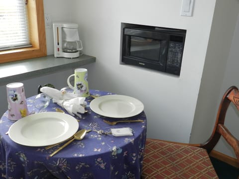 Deluxe Double Room, 1 Queen Bed, Mountain View | In-room dining