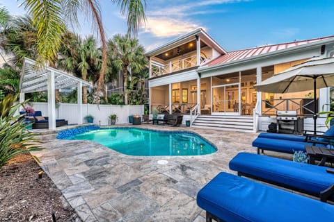 As the sun sets, soft lighting and swaying palms create the perfect backdrop for evening swims and cocktails by the water.