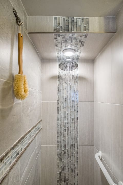 Design Suite, Non Smoking | Bathroom shower