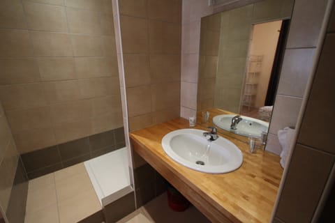 Twin Room | Bathroom | Shower, free toiletries, towels