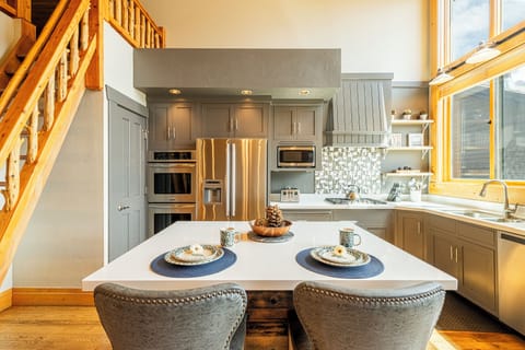 Double ovens and island seating for 2