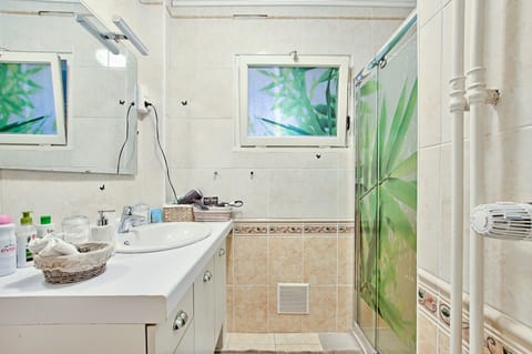 Double Room (La Romance) | Bathroom | Hair dryer, towels