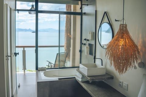 Double Room, Hot Tub, Ocean View | Private spa tub