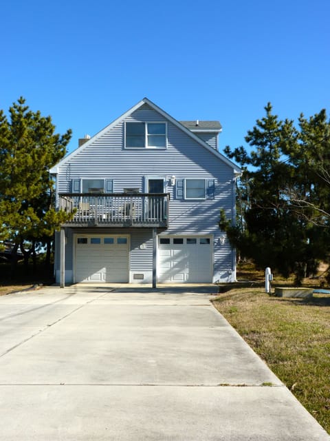 Driveway can accommodate several cars, boat and trailer, bikes or an RV