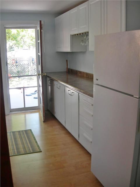 Fully stocked kitchen (with tiled backsplash and lighting not shown)