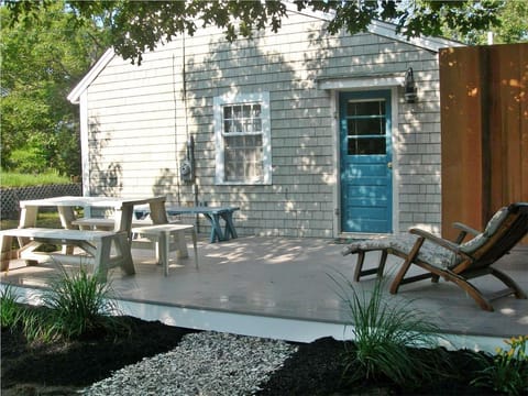 Spacious Cottage steps to Bay Beach