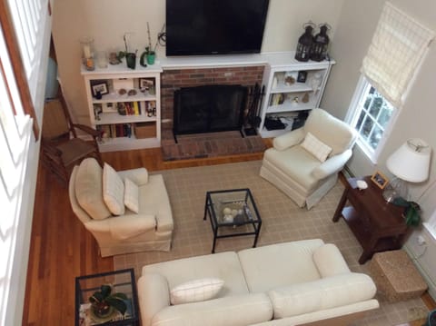 Spacious living rm with a minimalist style flatscreen TV,WiFi working  fireplace