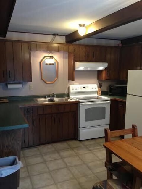 Clean, fully-equipped kitchen