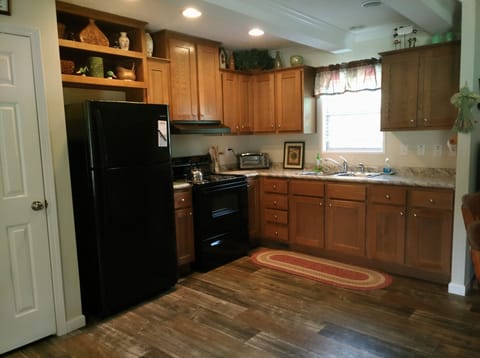 nice well equipped kitchen