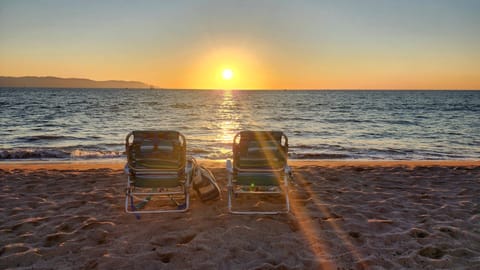 publich beach access is just one block away