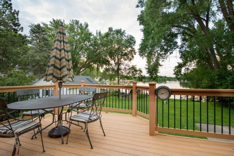 Large deck, expansive FLAT yard