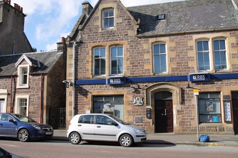 Entrance to lane leading to Wee Hoose to the left of RBS buliding