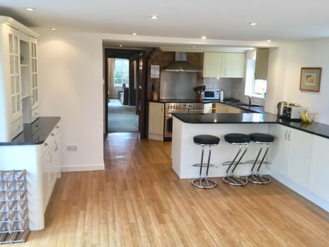 Cook's delight - 30ft+ kitchen and breakfast bar