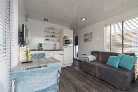 Private island: enjoy Burgundian Maastricht and the peace on the water Docked boat in Maastricht