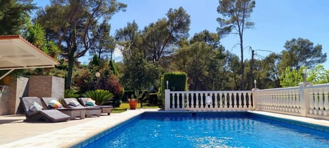 Swimming Pool with lush green Garden & high quality wooden sunbeds!