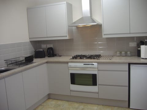 Fully fitted kitchen