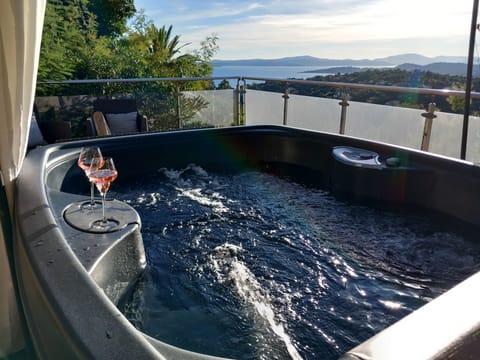 Outdoor spa tub