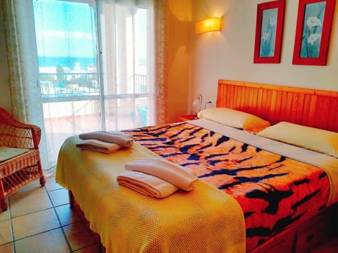 Master Bedroom with 
terrace
Dormitorio Grande con lvista del mar a terraza
2-3