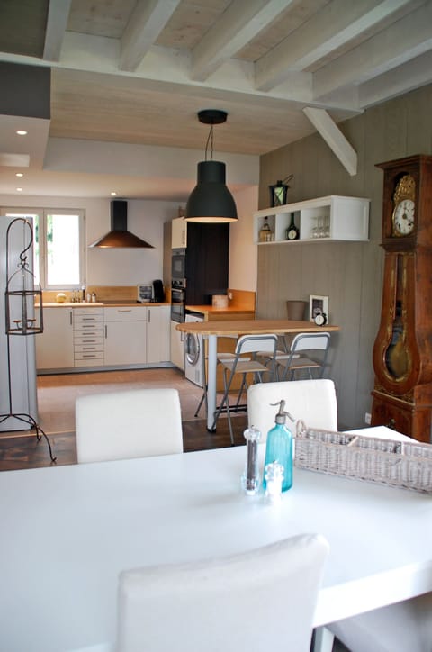 Dining room with a table for 6 to 8 people