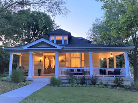 Full 1890's Victorian Home by Vanderbilt University and very close to downtown!
